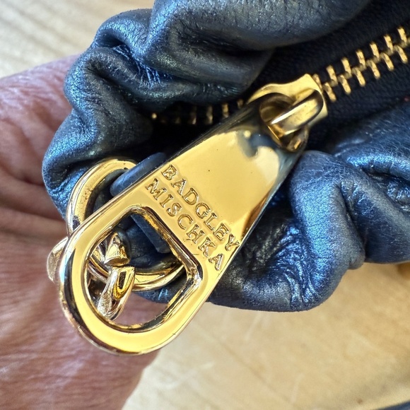 BADGLEY MISCHKA LEATHER BUCKET BAG ZIP TOP DESIGNER CROSSBODY MODERN LUXURY - Picture 10 of 13